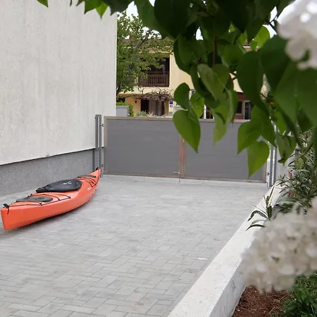In Mit Gemeinsamem Pool Und Garten