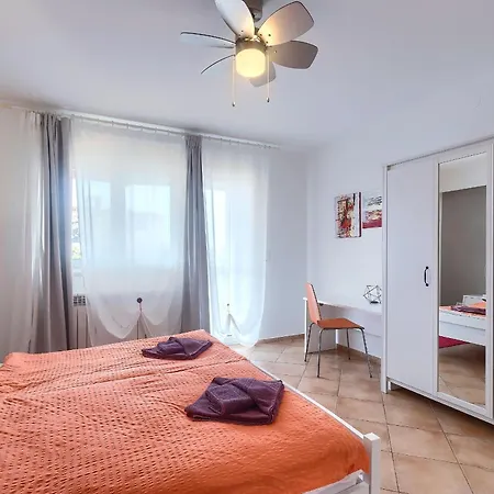 In Mit Gemeinsamem Pool Und Garten Apartment *