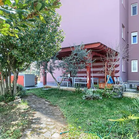 Apartment In Mit Gemeinsamem Pool Und Garten *