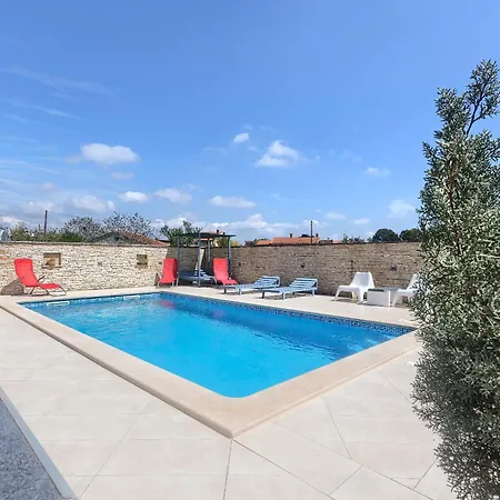 In Mit Gemeinsamem Pool Und Garten Apartment *